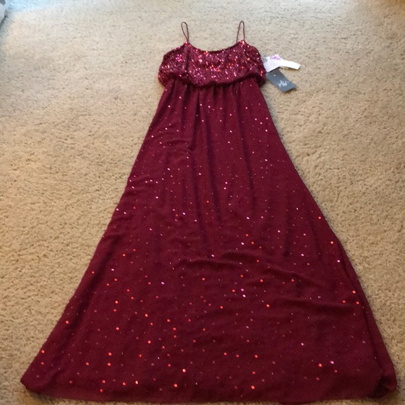 NWT. Burgundy formal gown maxi sequence - Picture 3 of 8